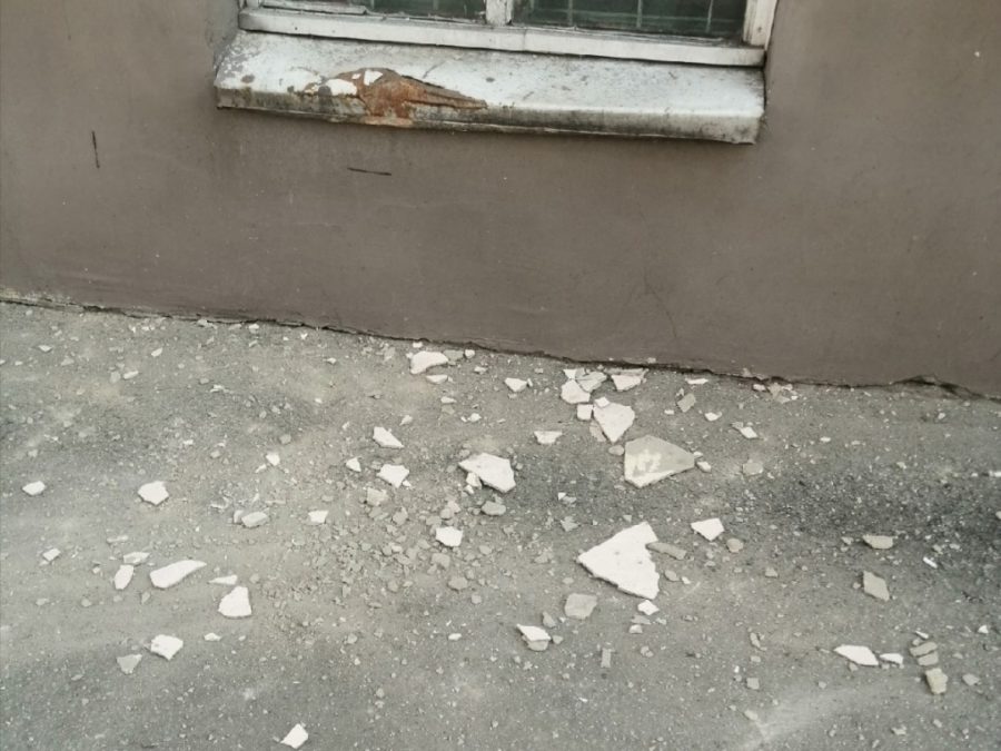 В Кузбассе часть крыши пролетела рядом с пешеходом