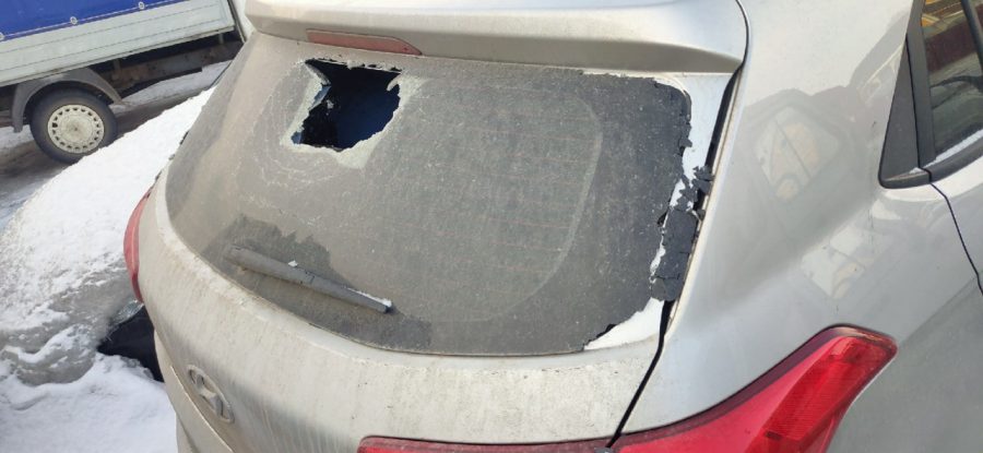 «Безобразные дороги»: в Кемерове кусок асфальта пробил припаркованную машину
