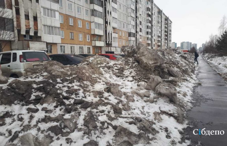 «За вывоз снега нужно платить отдельно»: почему во дворах Кемерова «выросли» огромные сугробы