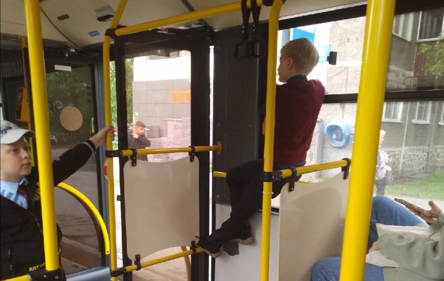 Кузбасский подросток в общественном транспорте использовал перила не по назначению