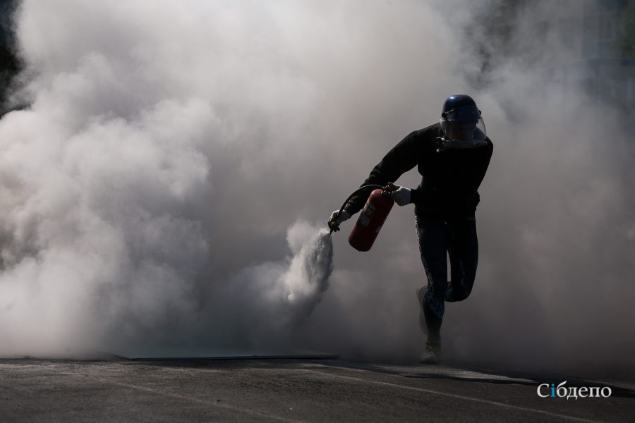 Сквозь дым и пламя: в Кемерове проходят соревнования по пожарно-спасательному спорту
