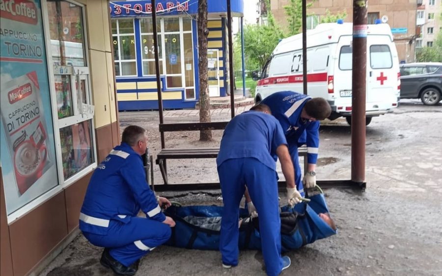 В Кузбассе мужчина на остановке разбил в кровь лицо