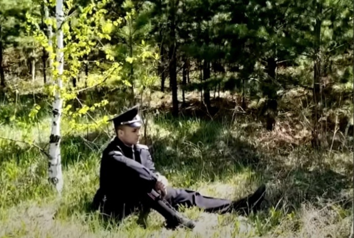 Полиция в Сибири сняла жутко мемное видео про грустного участкового в лесу