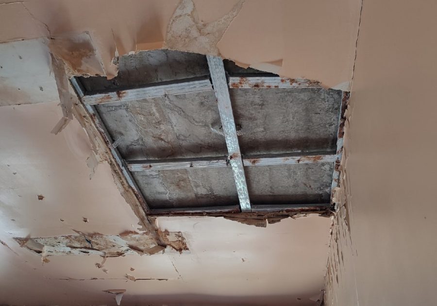 В кузбасской больнице с новым маммографом от дождя разрушился потолок