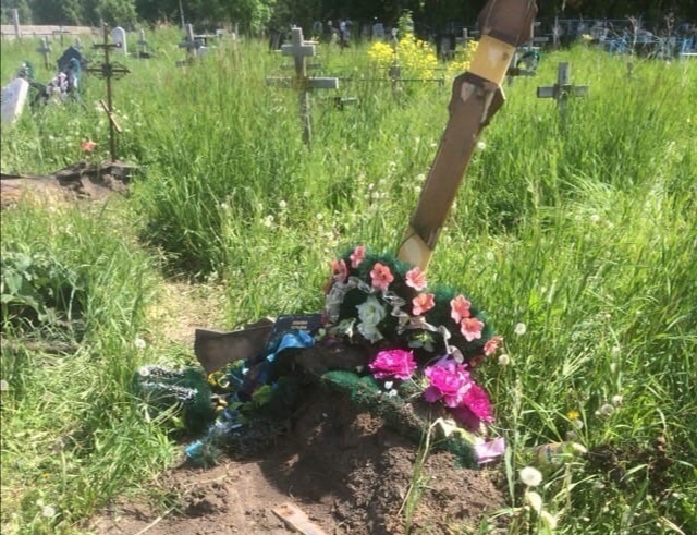 В Кузбассе вандалы проехались по кладбищу и сбили надгробия
