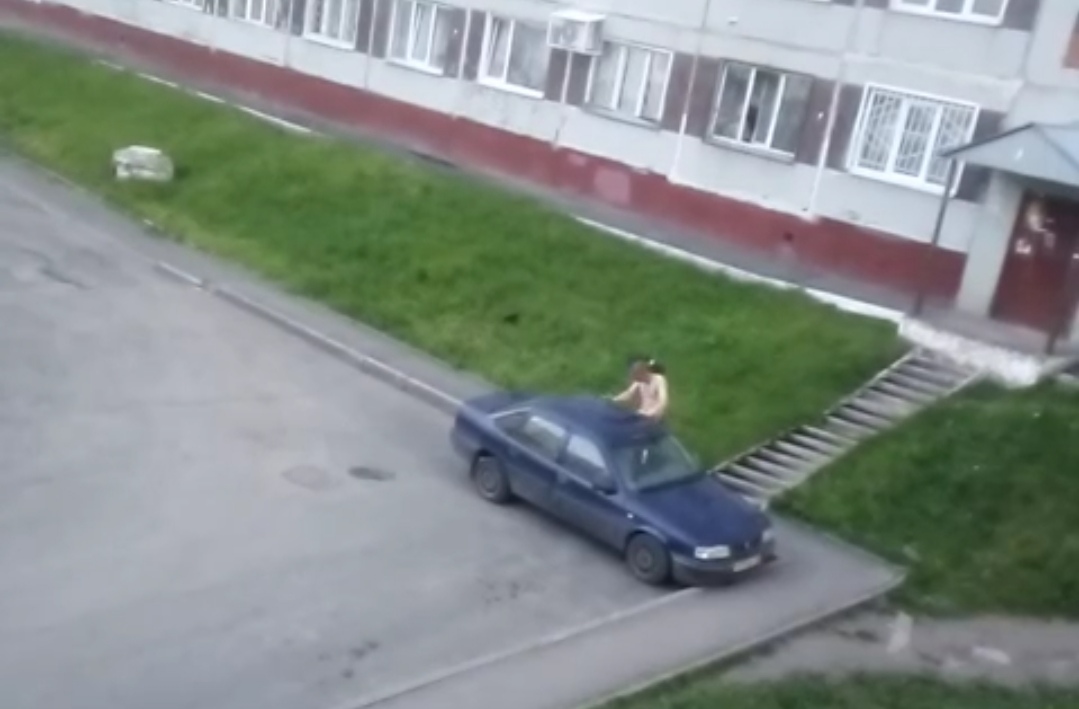 Кемерово мужчины 59 62. Пиная машина. Женщина пинает машины. В Рыбинске на парковке пинал машины.