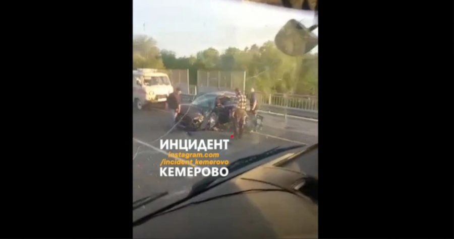 Видео: в Кузбассе легковушка разбилась о фуру