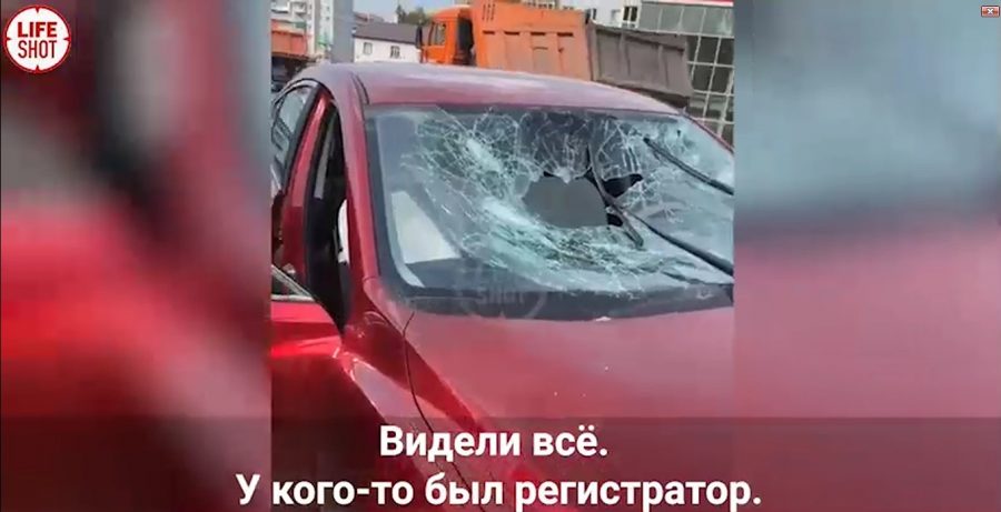 Запрыгнул на капот и разгромил дорогую иномарку: семейная разборка в Кузбассе попала на видео