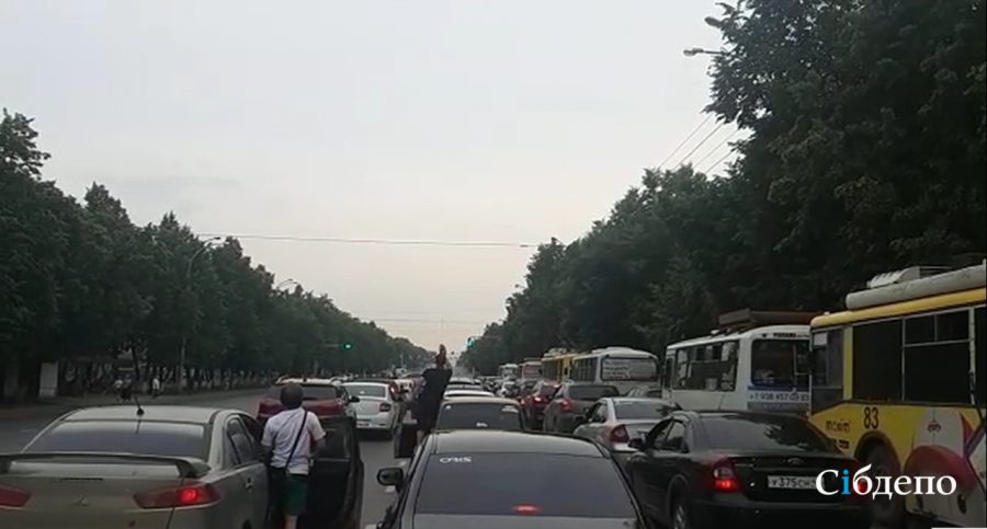Жители Кемерова высовывались из авто, чтобы снять кортеж президента