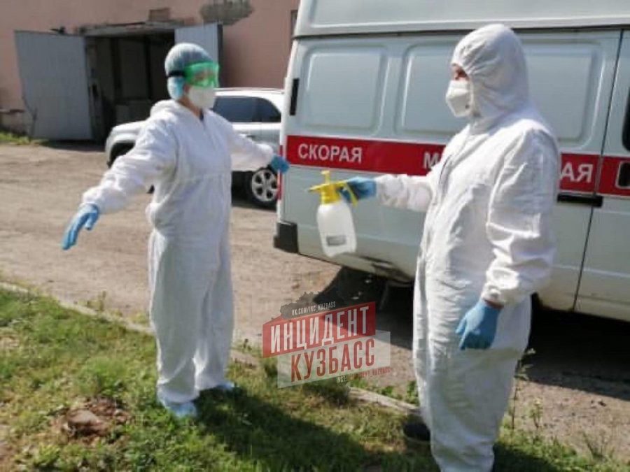 В Кузбассе медики на ходу моют себя и машину антисептиками