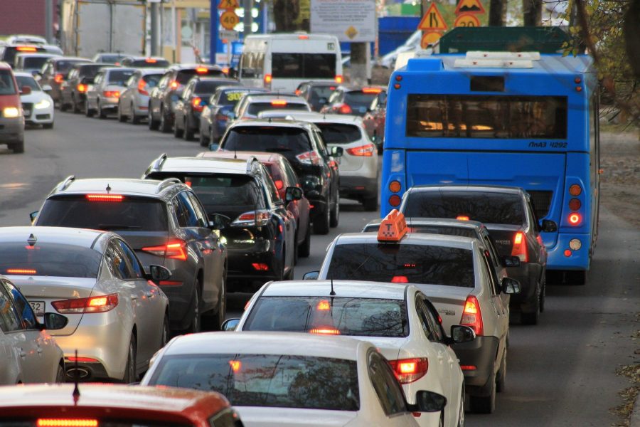 На проблемном перекрёстке около аэропорта Кемерова просят изменить работу светофора