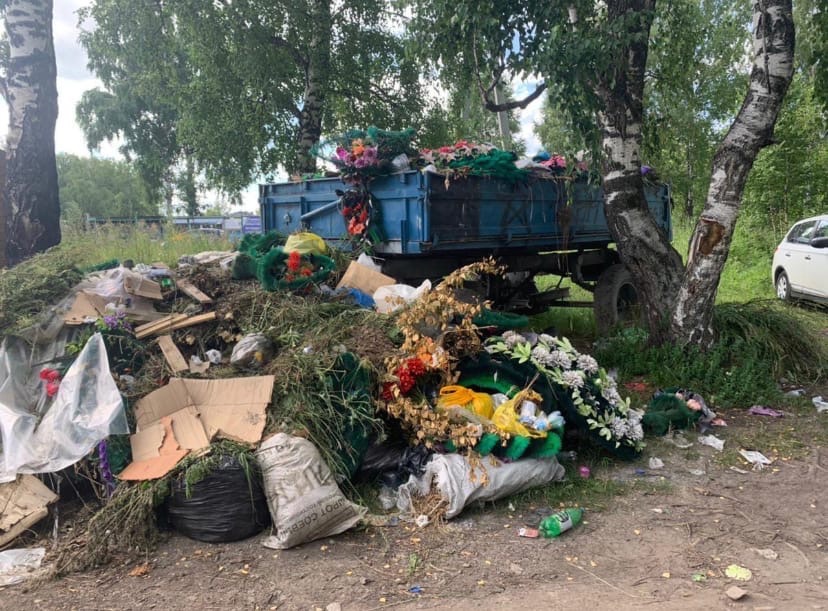 На кузбасском кладбище могилы завалило мусором