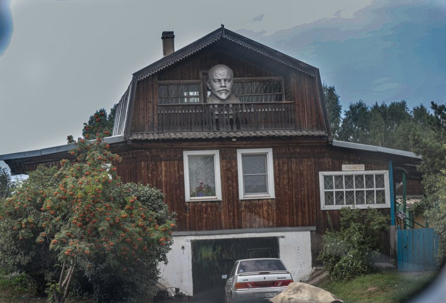 Гигантская голова Ленина поселилась на частном балконе в Белове