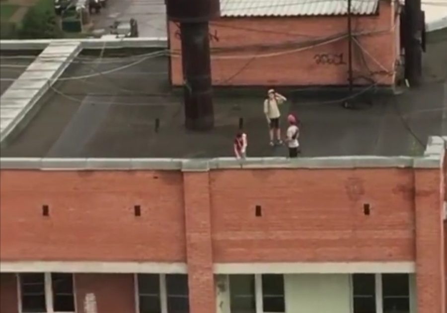 В Кемерове дети устроили игры на краю крыши в многоэтажке