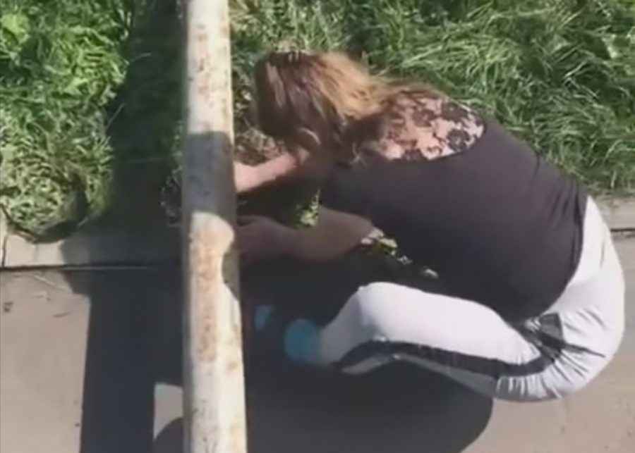 «Я при детях ничего не делаю»: в Кемерове странная женщина рылась в траве