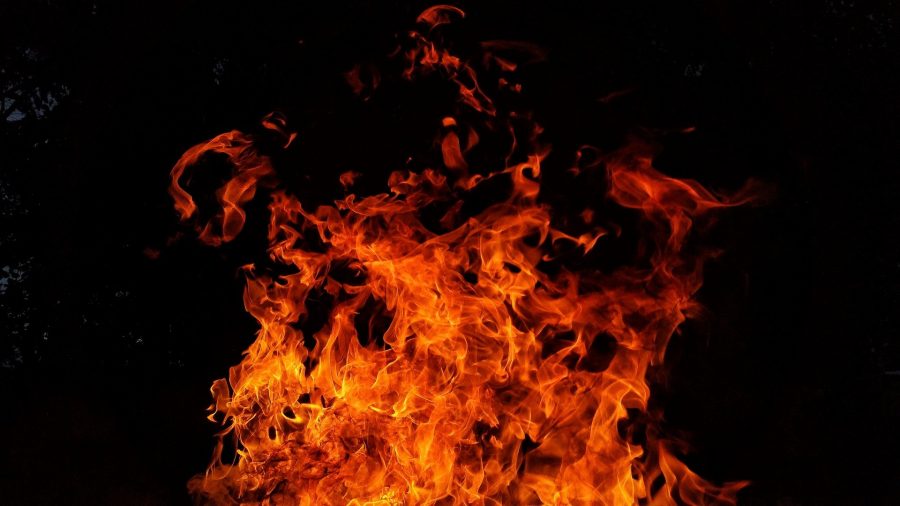 «Тушили четыре часа — горело 100 «квадратов»»: крупный пожар уничтожил частный дом в Кемерове