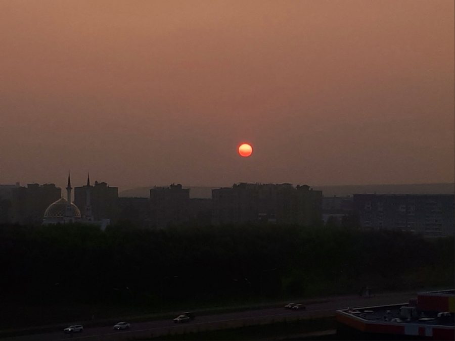 Солнце тонет в дыму: жуткий закат в Кемерове сняли на фото