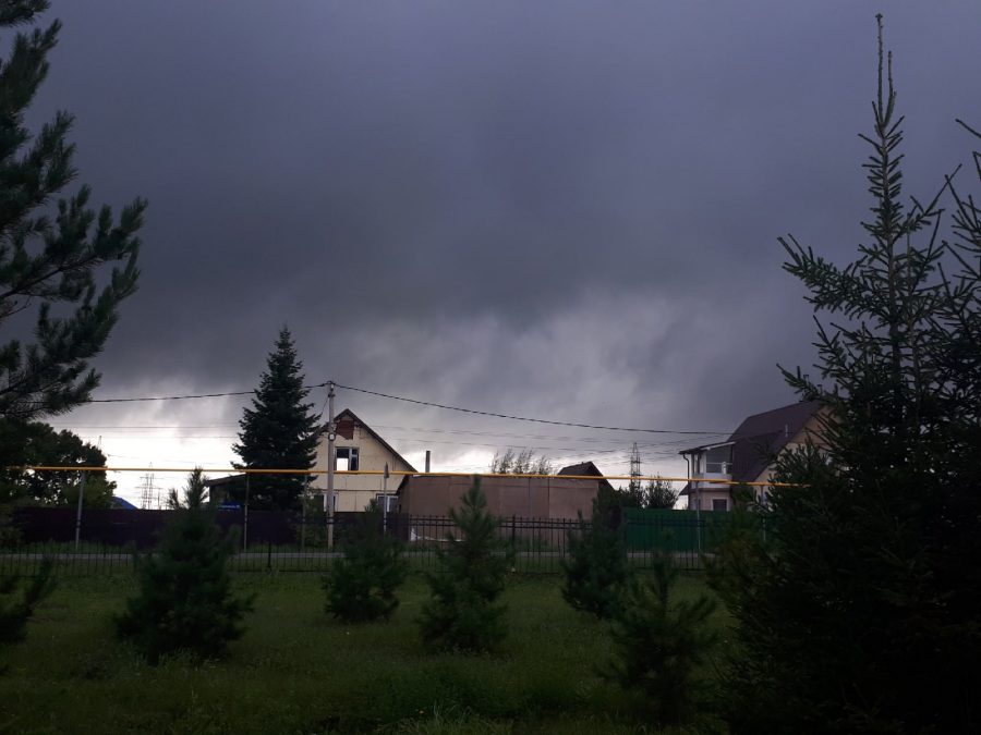 «Смерча нет, но красиво»: жители Кемерова запечатлели надвигающийся шторм