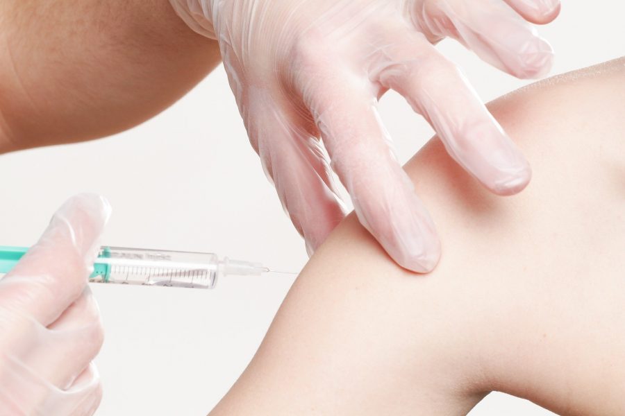 В Минздраве Кузбасса ответили, как проходит вакцинация людей с противопоказаниями к препаратам