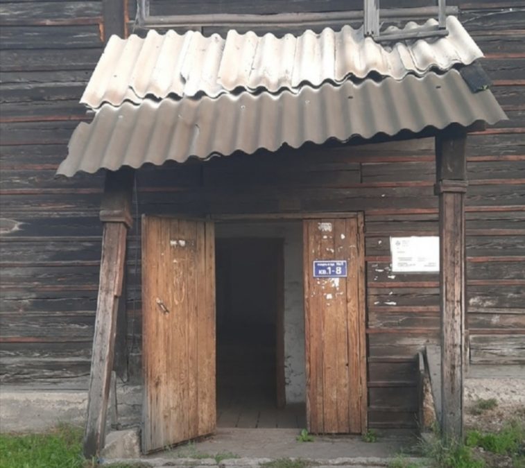 В Кузбассе жители аварийного дома рискуют быть заваленными при входе