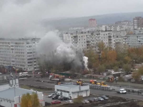 «Выехало несколько отделений»: в спальном районе Кемерова сильный пожар