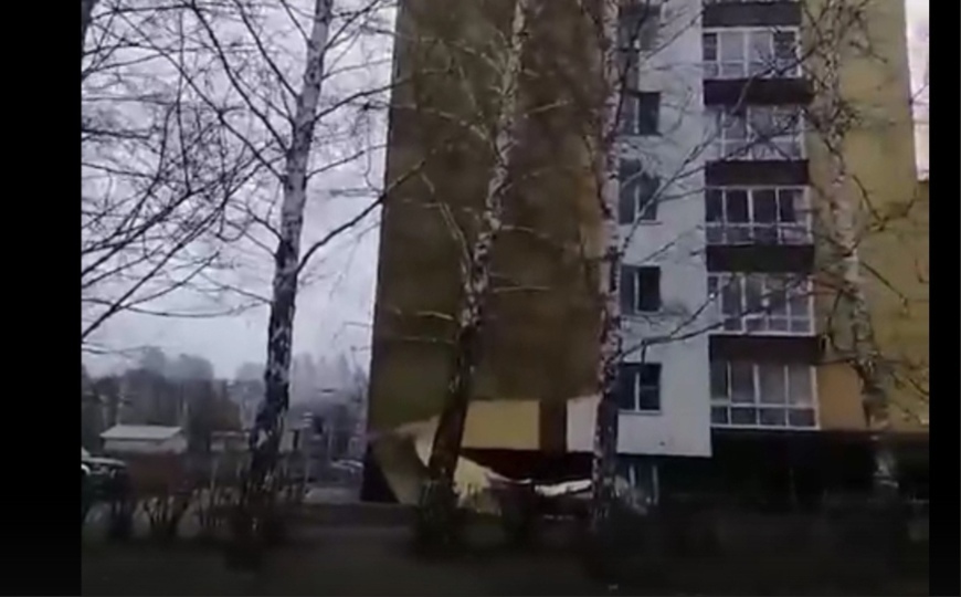 Видео: ветер сдул фасад у дома