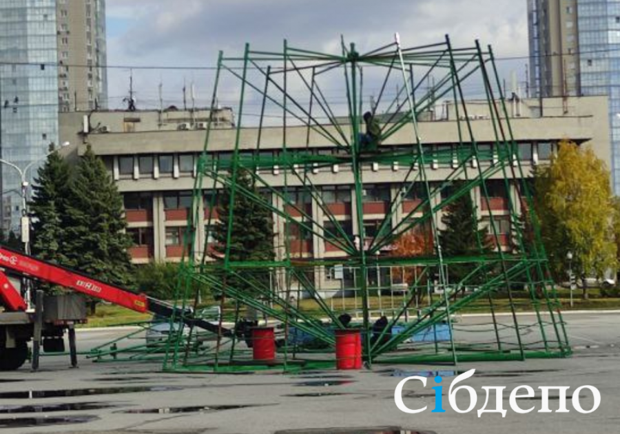 В Новокузнецке начали установку новогодней ёлки