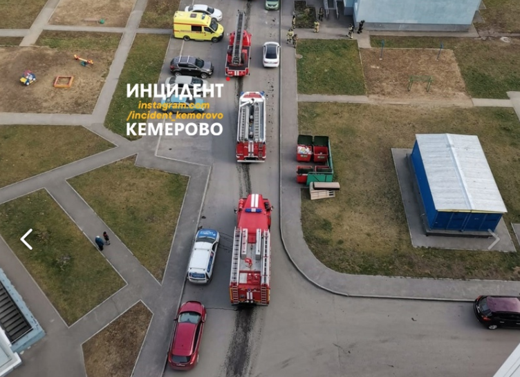 Пожарные машины и “скорая” стянулись к многоэтажке в Кузбассе