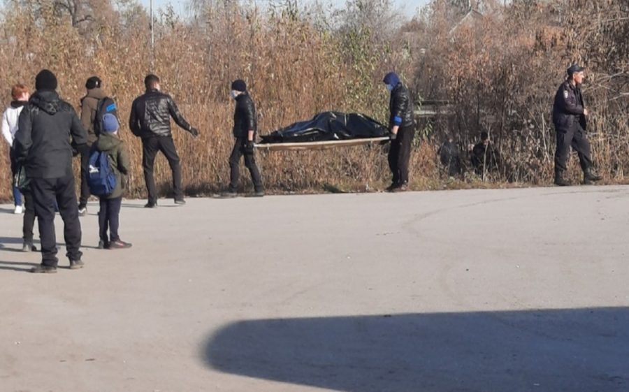 Жители Кузбасса нашли труп мужчины на берегу реки