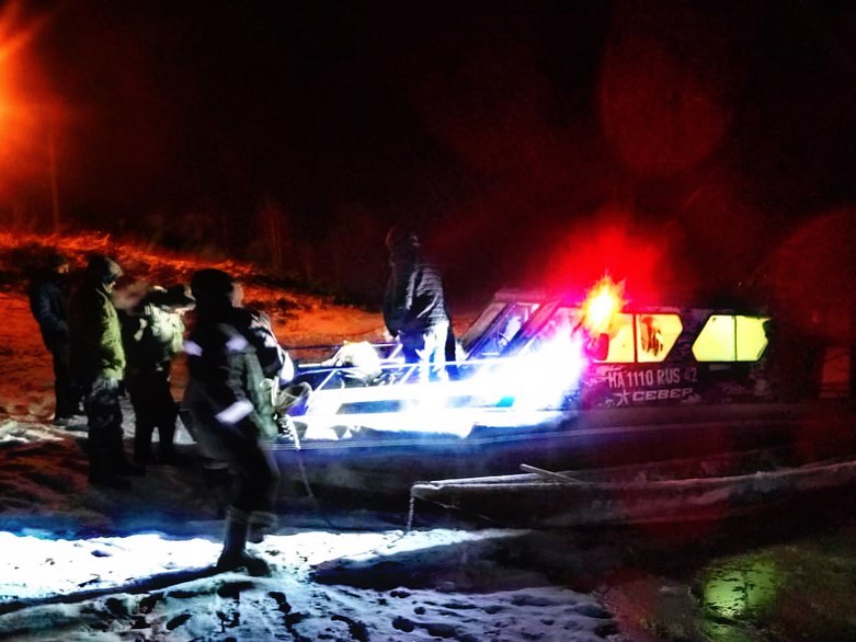 Жители Кузбасса застряли в ледяной реке на деревянной лодке