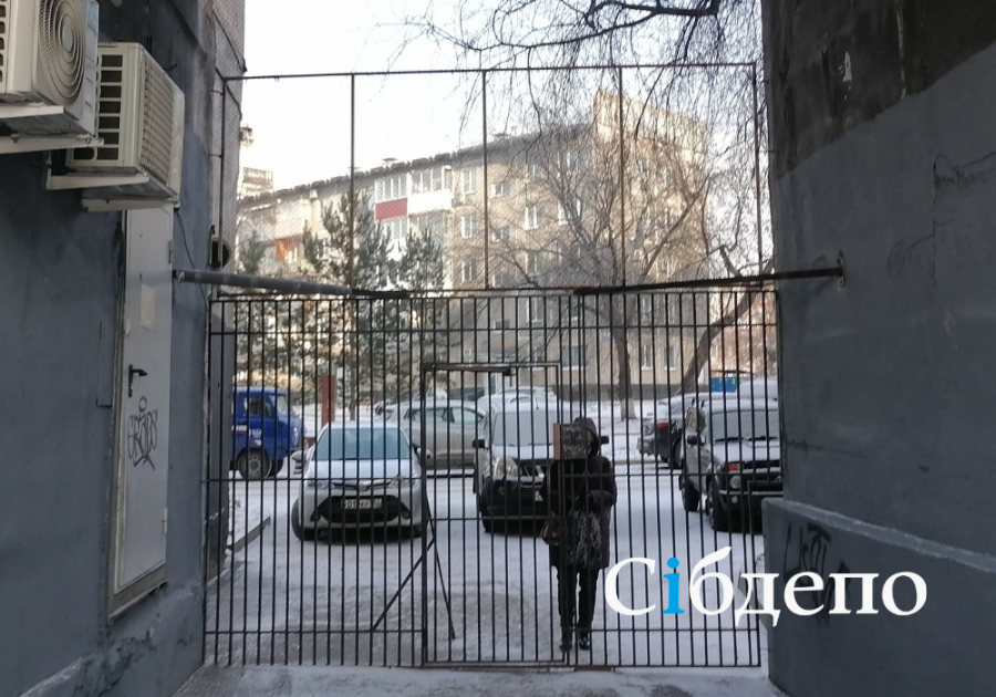 Суд Новокузнецка признал незаконными скандальные решётки в арках огромного дома