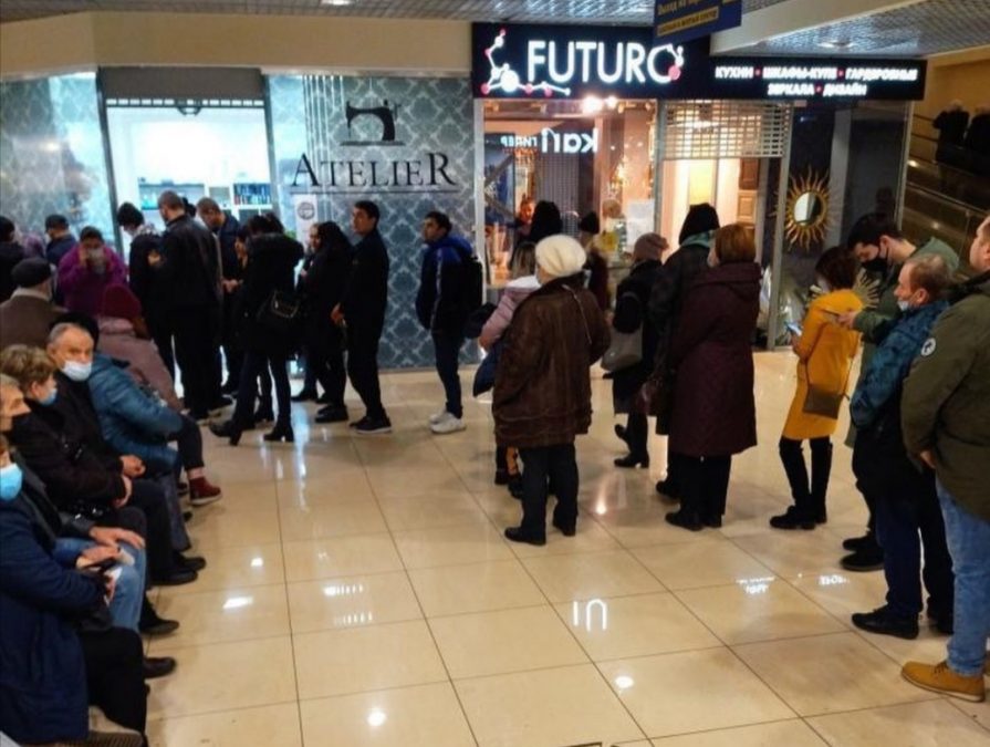 Жители Новокузнецка заполнили крупный ТЦ в последний день открытой работы