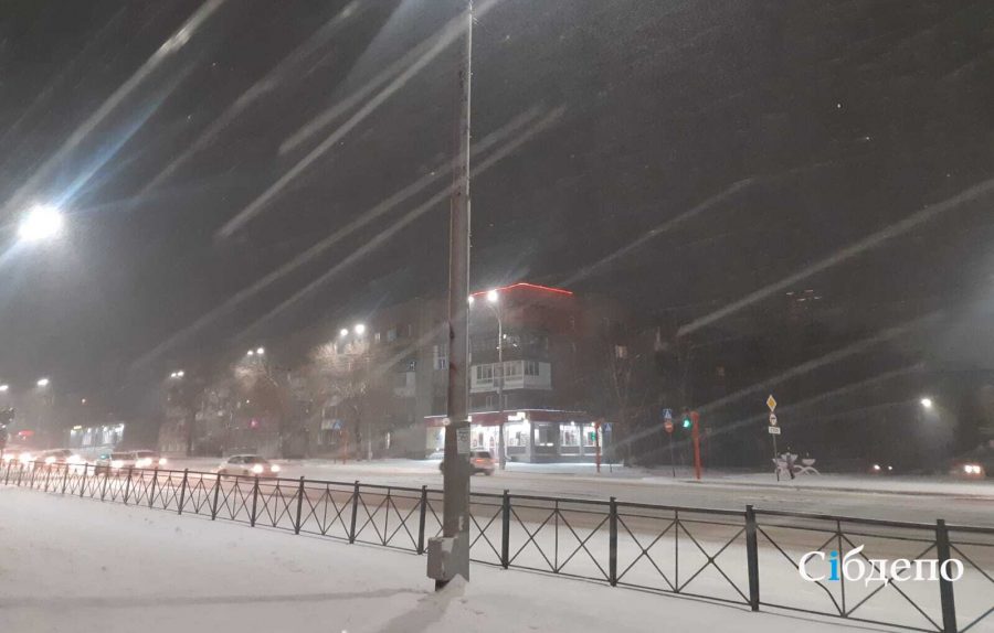 Ночной снегопад накрыл осенний Кемерово