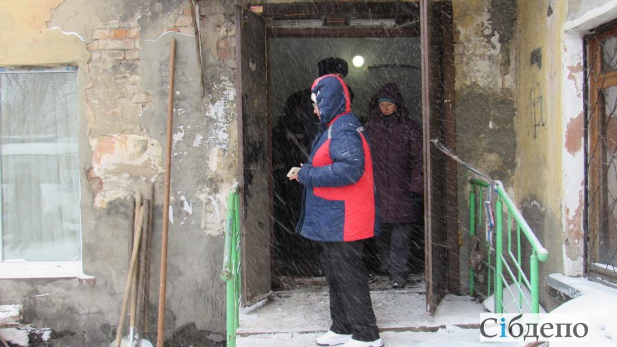 В подъезде дома в Прокопьевске рухнул потолок