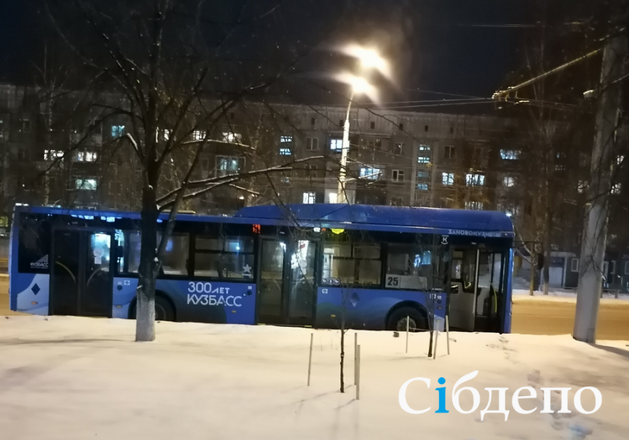 В Новокузнецке водитель на весь вечер бросил на дороге открытый автобус
