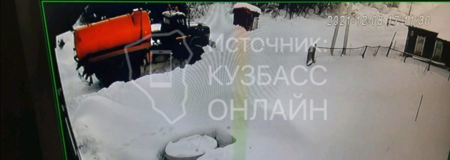 В Кузбассе машина по откачке канализации сломала личное строение жителя