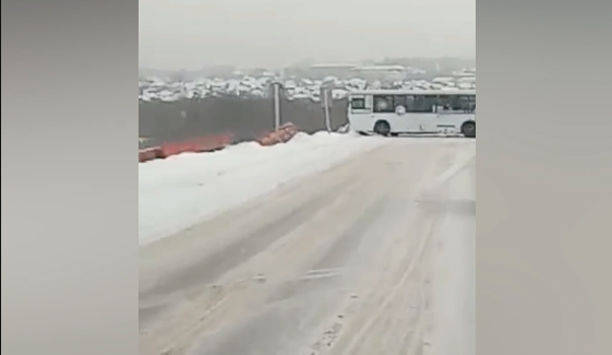 Видео: в Кузбассе на трассе столкнулись КамАЗ и шахтовый автобус