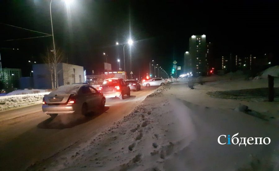 Два дня подряд жители Кемерова попадают в грандиозный затор на новой дороге