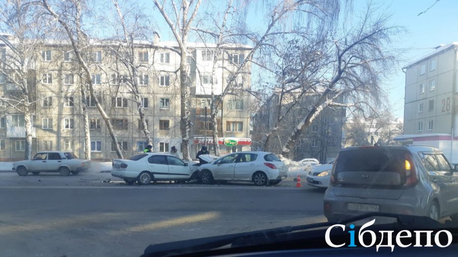 В Кемерове на оживлённой улице лоб в лоб столкнулись две легковушки