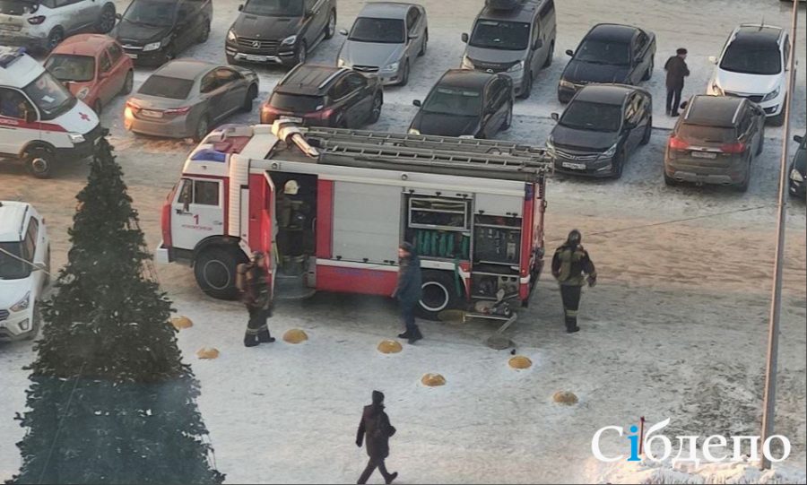 Пять пожарных машин и «скорая» приехали к ТРЦ в центре Новокузнецка