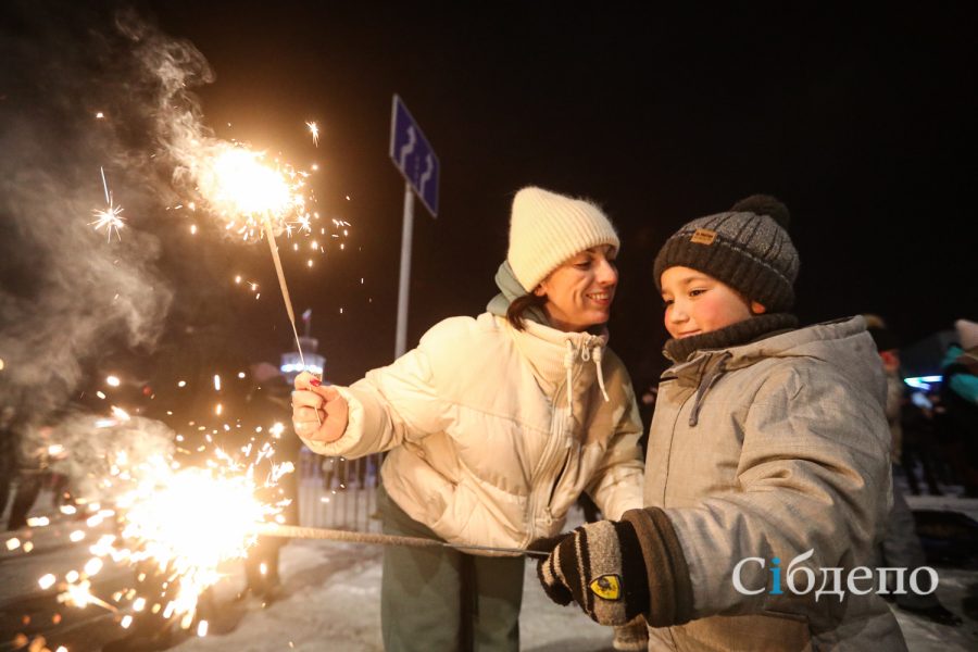 Фоторепортаж: как жители Кемерова встретили новогоднюю ночь