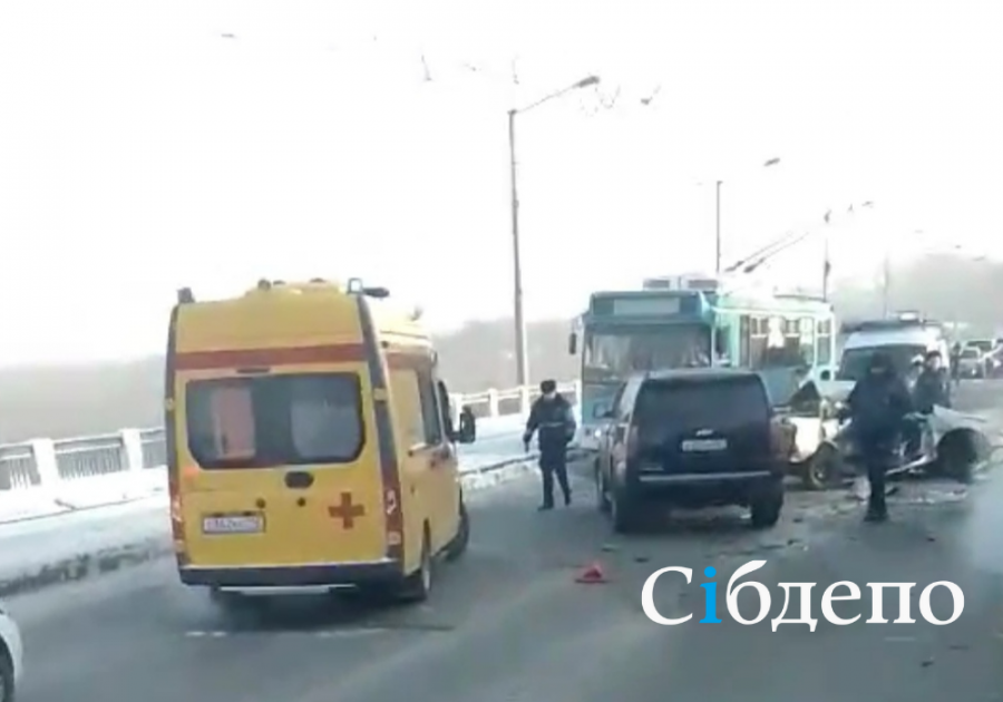 Автомобиль сплющило: в Новокузнецке случилось страшное ДТП