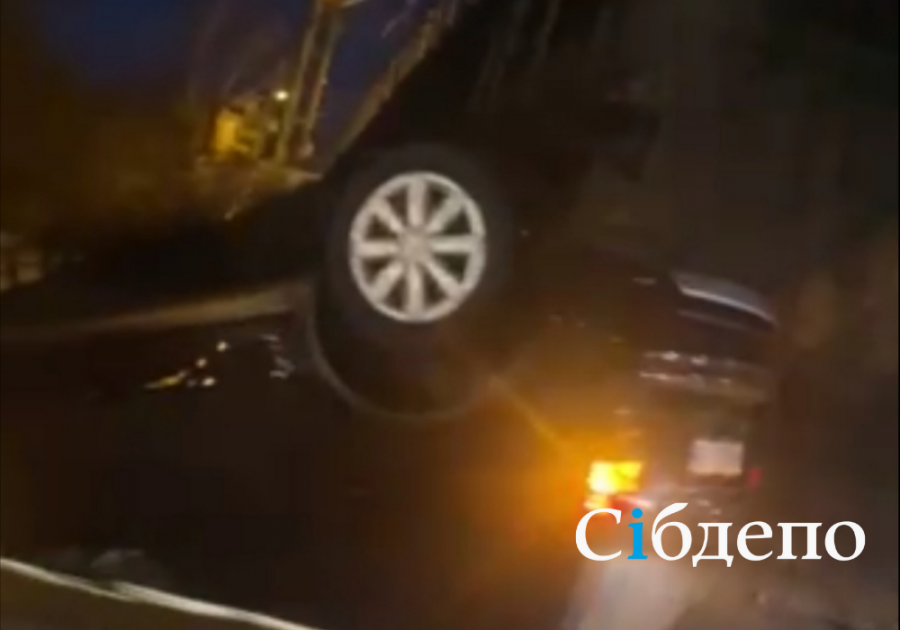 В Новокузнецке прямо на мосту на крышу перевернулась машина