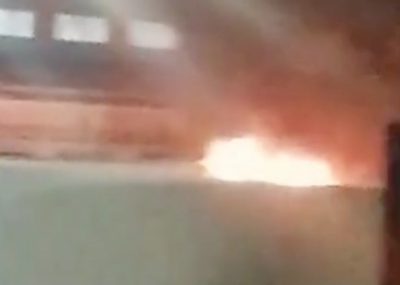 «Хлопок — и полыхает»: на предприятии в Кузбассе сгорел грузовик (видео)