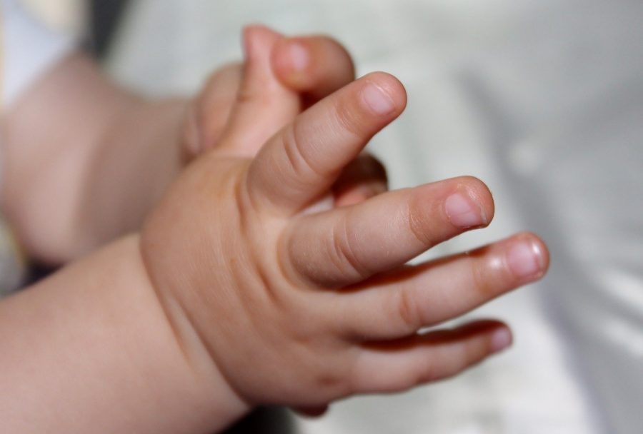 Эмидемиолог рассказал о похожих на обморожение «ковидных пальцах» у зараженных детей