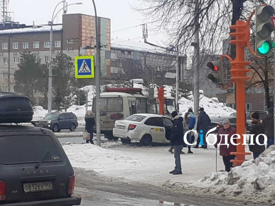 На оживлённом перекрёстке Кемерова произошло серьёзное ДТП с такси