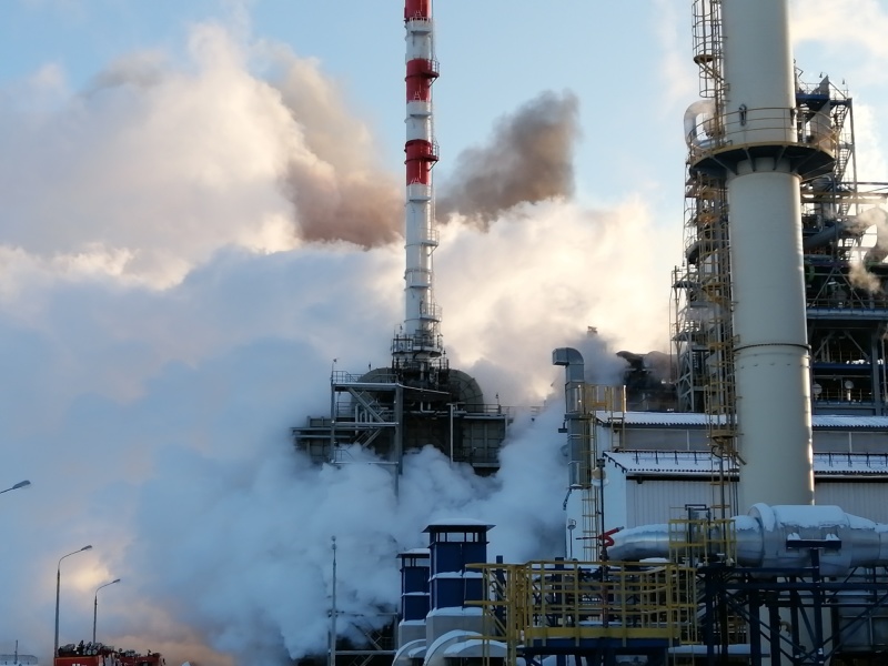 Тушили 84 человека: в Сибири загорелся нефтеперерабатывающий завод