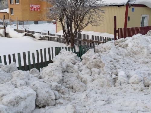 В Кузбассе снегоуборочная техника снесла забор в частном доме