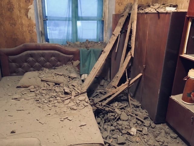 В Кемерове УК отремонтирует квартиру с рухнувшим потолком и вернёт хозяйку