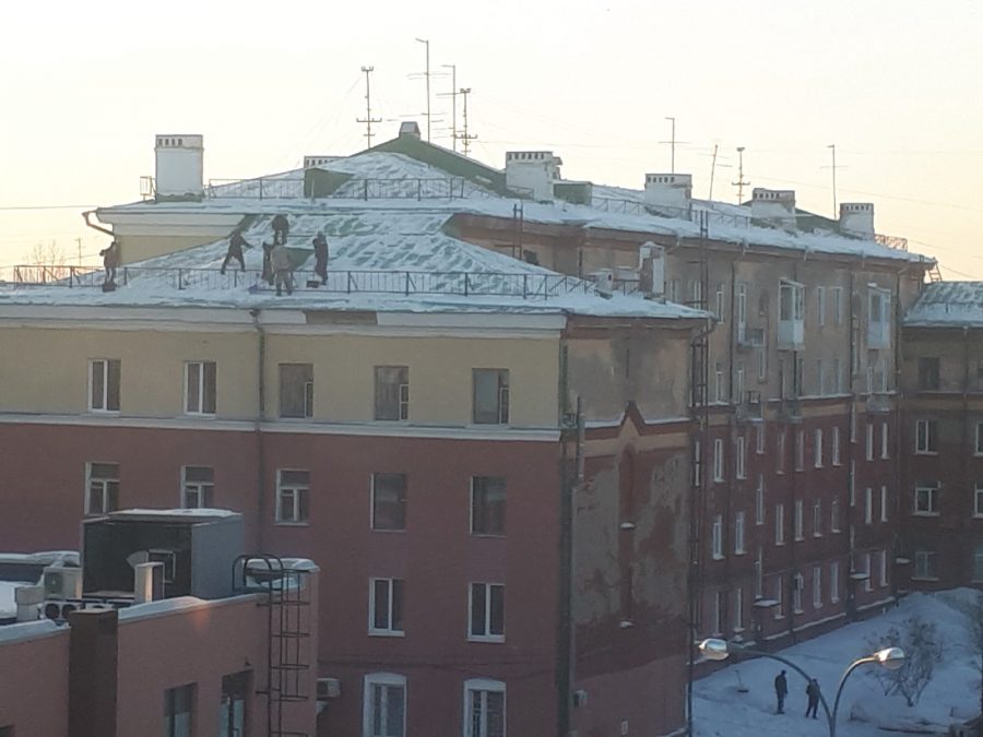 В центре Кемерова рабочие устроили опасный «аттракцион» на высоте